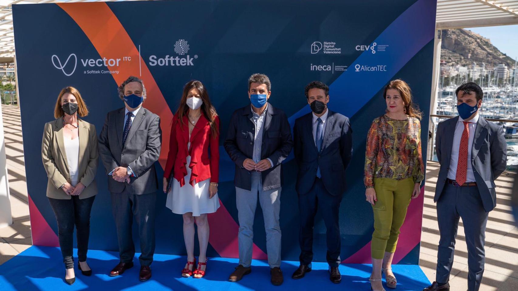 El CEO de Vector, Carlos Delgado, y su director comercial, Javier Agulló, junto a la consellera, la primera teniente de alcalde Alicante y el presidente de la Diputación de Alicante.