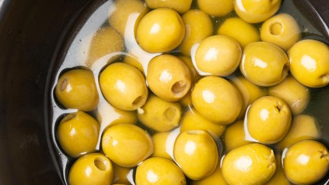 La gran mentira de las aceitunas con anchoa: ni todo es anchoa ni debes pasarte con ellas