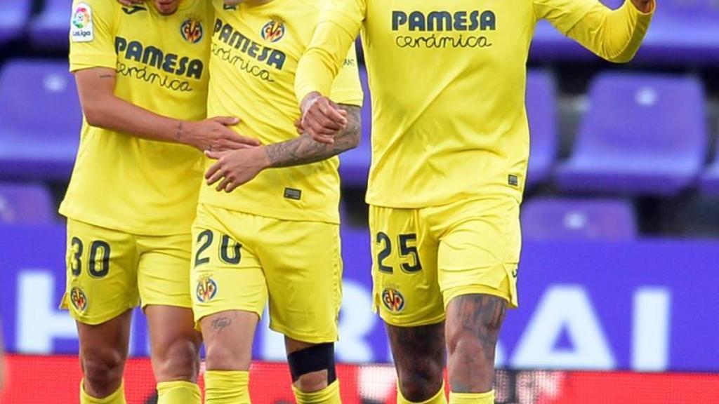 Los jugadores del Villarreal celebran con Capoue su gol