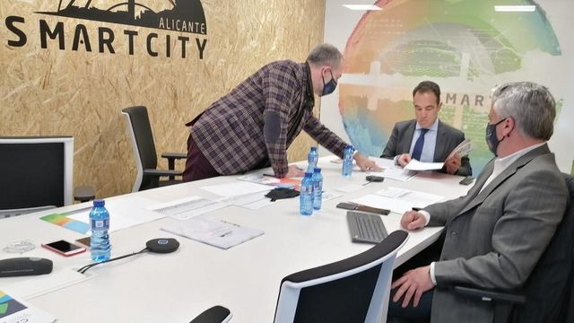 El concejal de Innovación, Informática y Nuevas Tecnologías, Antonio Peral, durante una reunión.