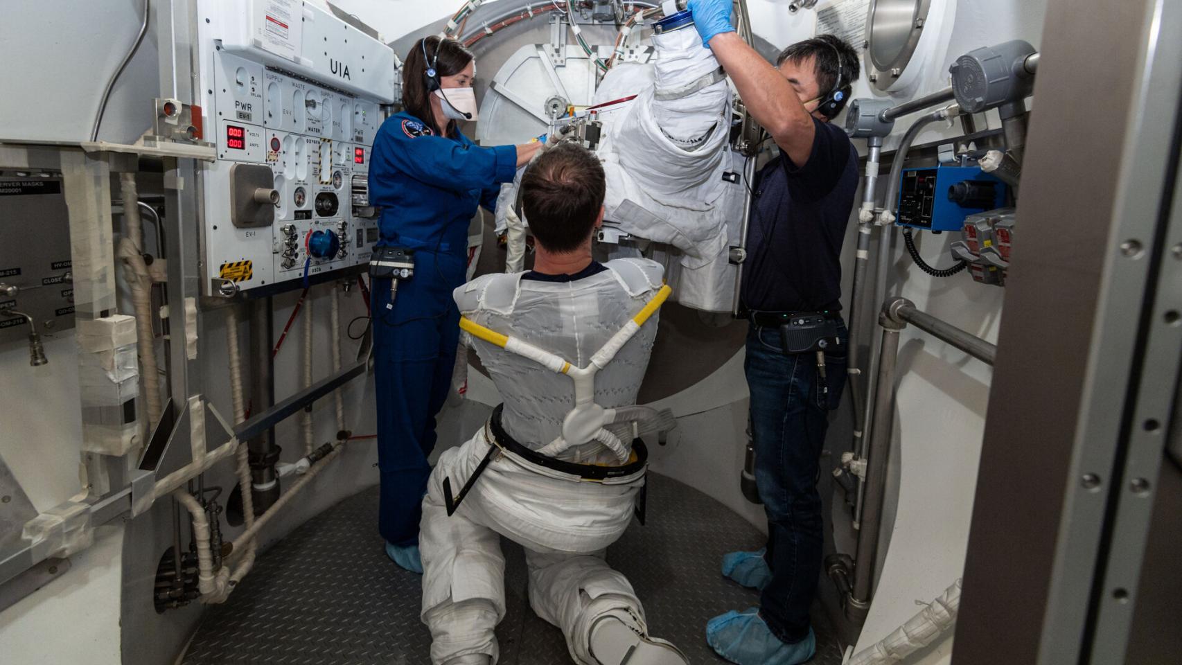 Astronauta vistiéndose