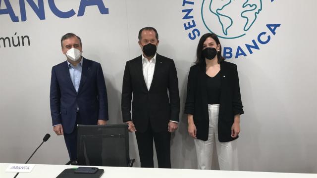 El consejero delegado de Abanca, Francisco Botas, y el presidente, Juan Carlos Escotet, antes de la presentación