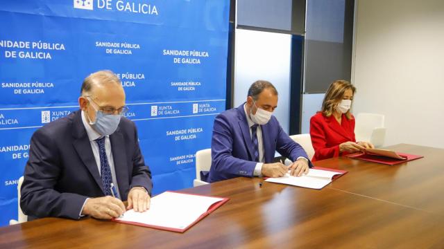 Conselleiro de Sanidade, Julio García Comesaña, el rector de la Universidad de Vigo, Manuel Joaquín Reigosa Roger y la directora de ADOS, Marisa López García