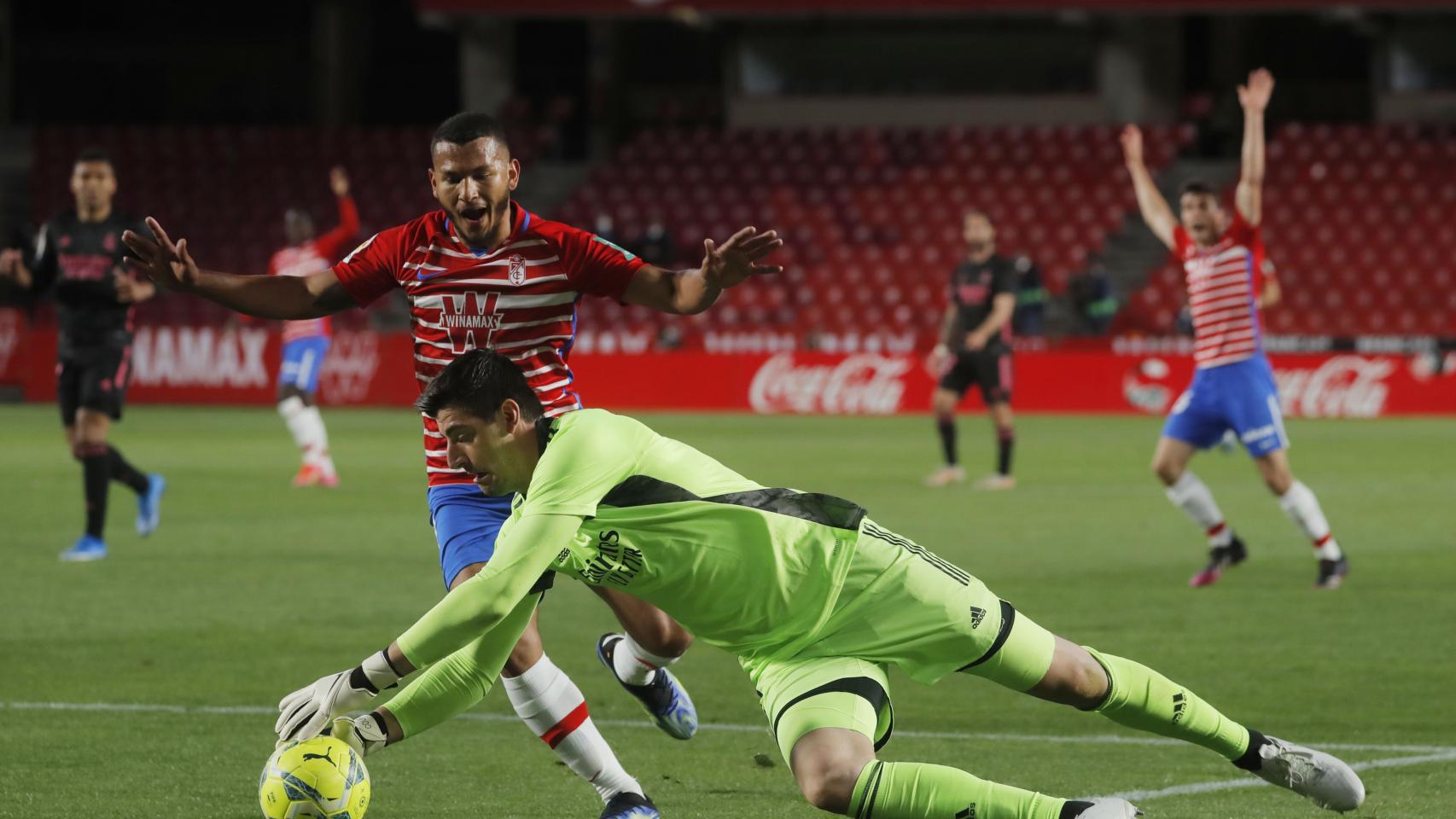 Courtois realizando una parada ante el Granada