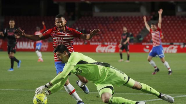 Courtois realizando una parada ante el Granada