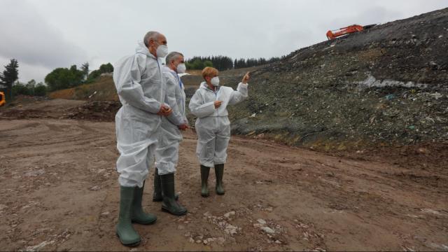 l lehendakari, Iñigo Urkullu, con los consejeros Arantxa Tapia y Josu Erkoreka en el vertedero de Zaldíbar. EP
