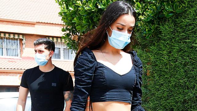 Julia Janeiro junto a su novio, Brayan Mejía.