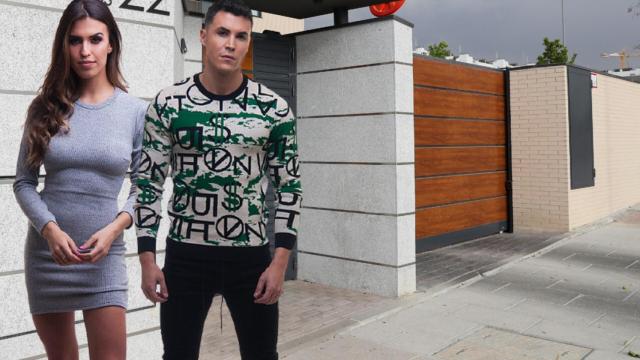 Sofía Suescun y Kiko Jiménez delante de la puerta de la casa que comparten y donde han montado la empresa, en un montaje de JALEOS.