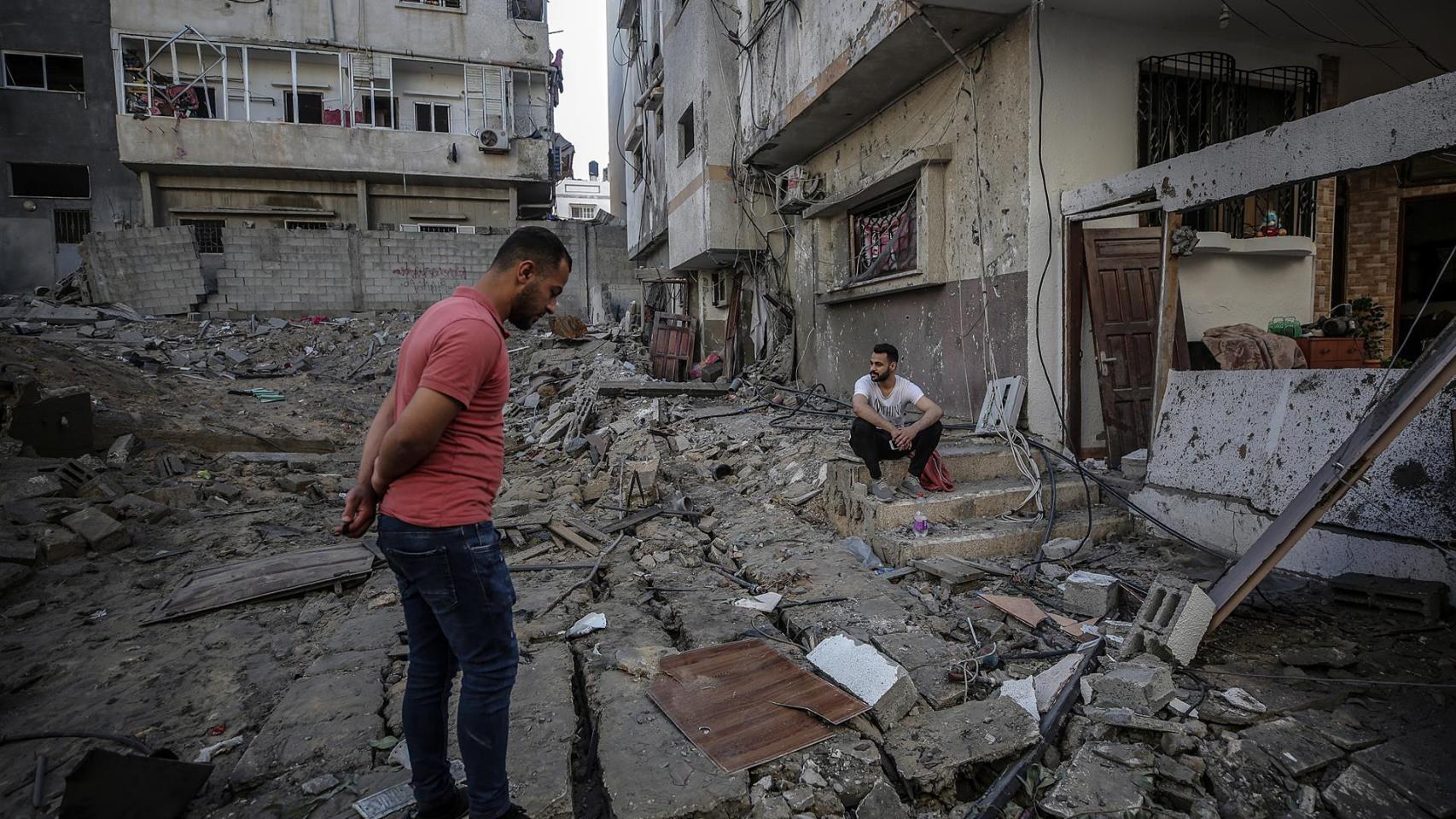 Un palestino observa cómo ha quedado su casa tras ser destruida por misiles israelíes. Efe