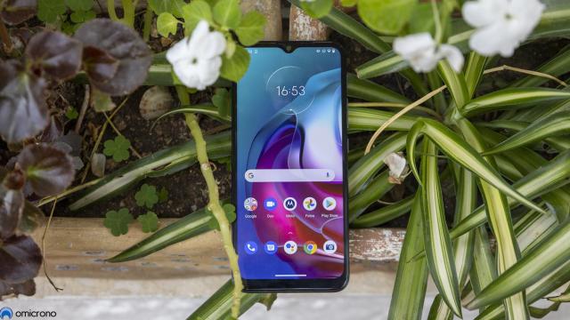 Moto G30.
