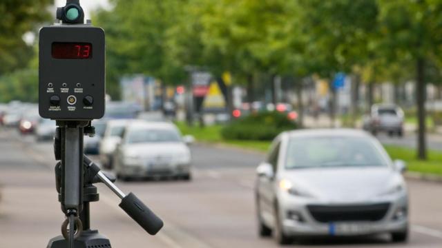 Un radar de la DGT pilla a un coche circulando con exceso de velocidad.