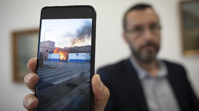 Juan Franco, alcalde de La Línea, enseña en una foto una foto de los altercados.