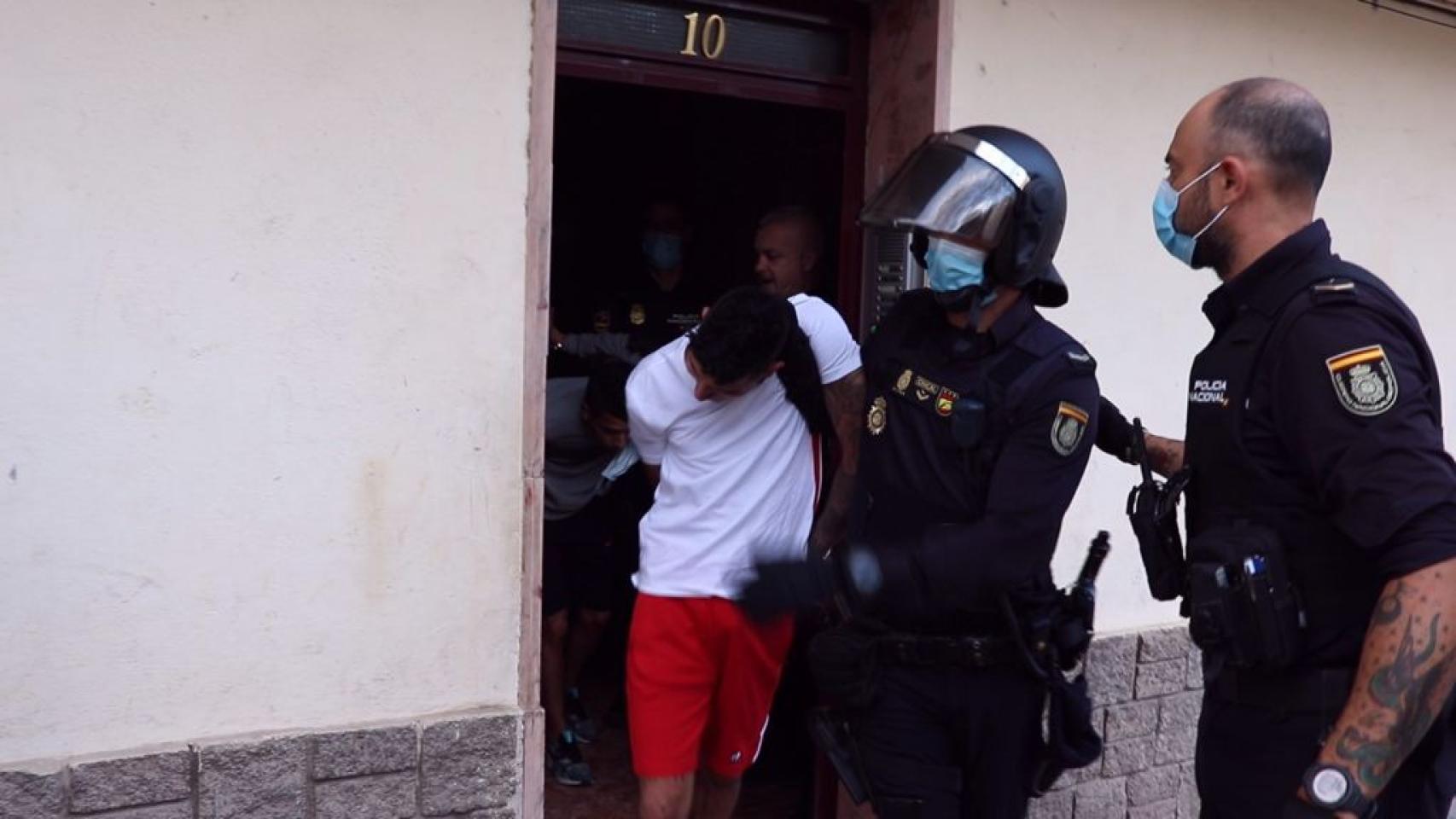 Detención de uno de los participantes en la reyerta.
