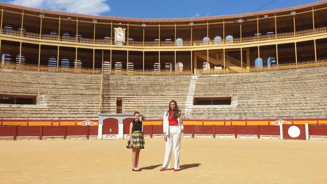 Noelia Vinal e Isabel Bartual, Bellees del Foc 2019, en la plaza de toros. Estilismo: Sfera para El Corte Inglés.