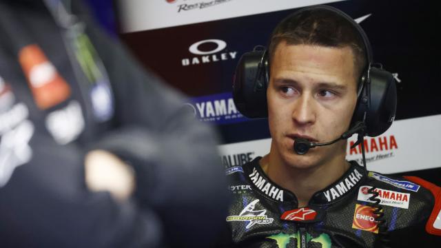 Fabio Quartararo espera en el box del equipo Monster Energy Yamaha, en el circuito Bugatti de Le Mans.