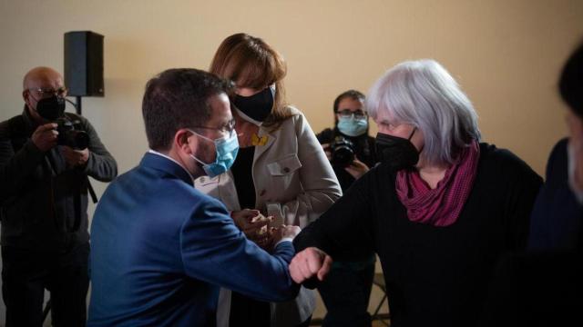 Pere Aragonès (ERC) saluda a Dolors Sabater (CUP) en presencia de Laura Borràs (JxCat).