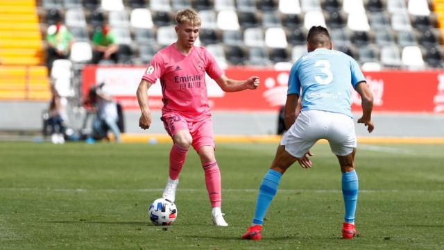 Sergio Santos, frente a un jugador de la UD Ibiza en la fase de ascenso a Segunda División