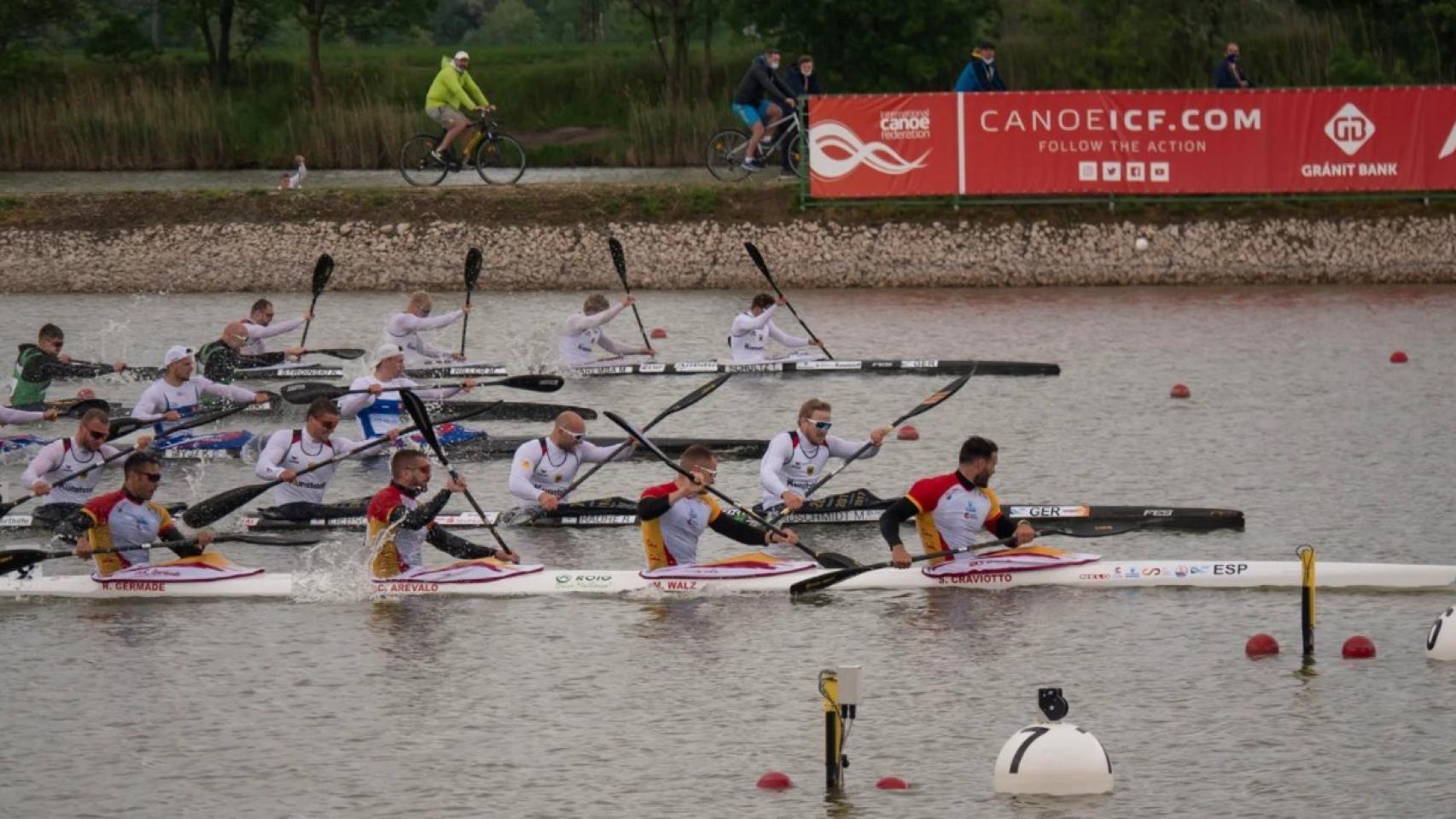 El K4 español venciendo a Alemania en la Copa del Mundo de 2021