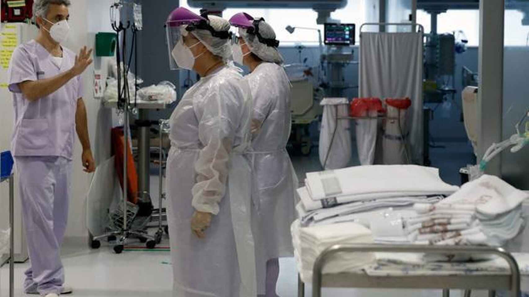Sanitarios en una UCI en Valencia.