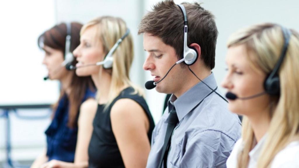 Teleoperadores en un call center