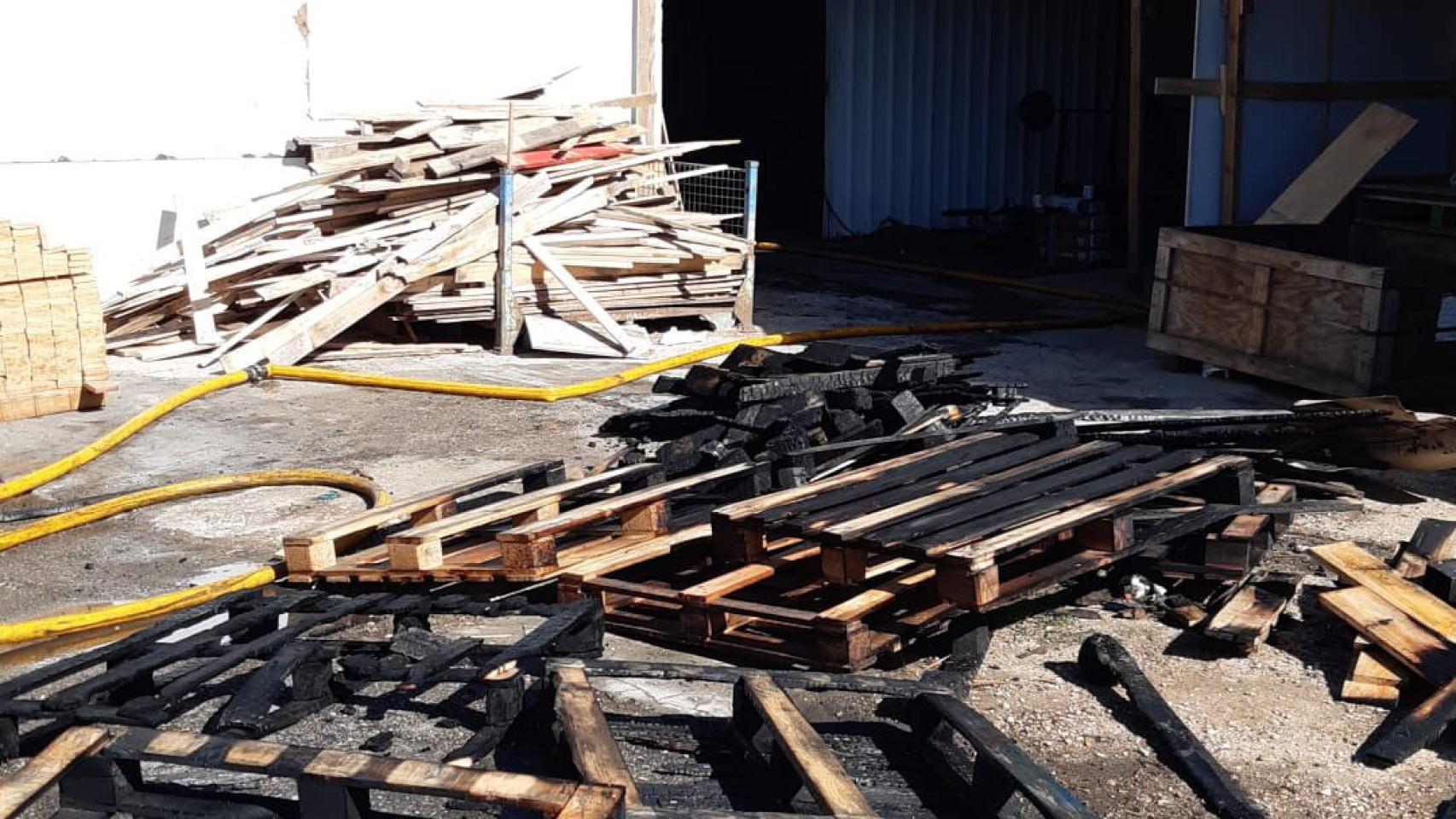 Incendio en una nave de palets en Valladolid 1