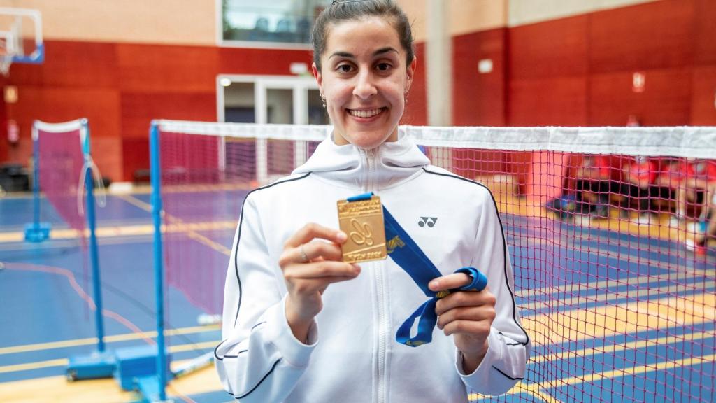 Carolina Marín con su medalla del europeo 2021