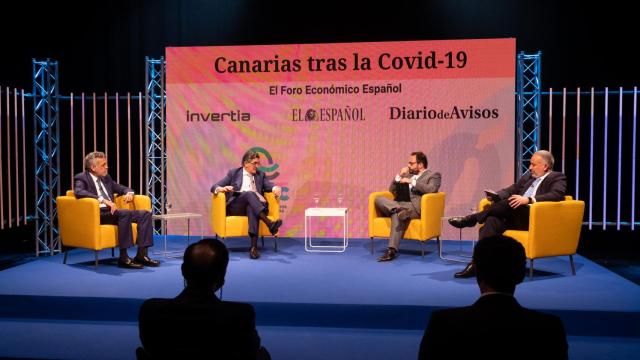 Juan José Hernández, CEO del Grupo Hospiten; Juan Abarca, presidente de la Fundación IDIS; Eduardo Ortega, jefe de Sección de Invertia, y Sebastián Sanso, director corporativo de Desarrollo de Hospitales San Roque.