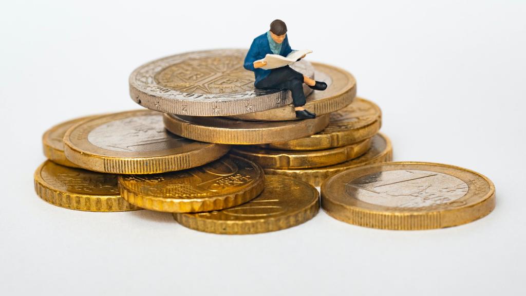 Ilustración de un inversor leyendo sobre una pila de monedas.