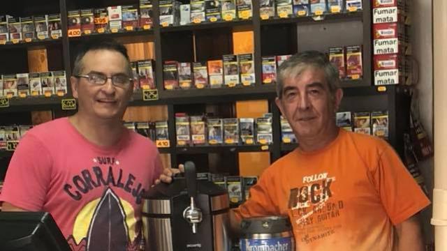 Paco con un cliente en el estanco en 2018.