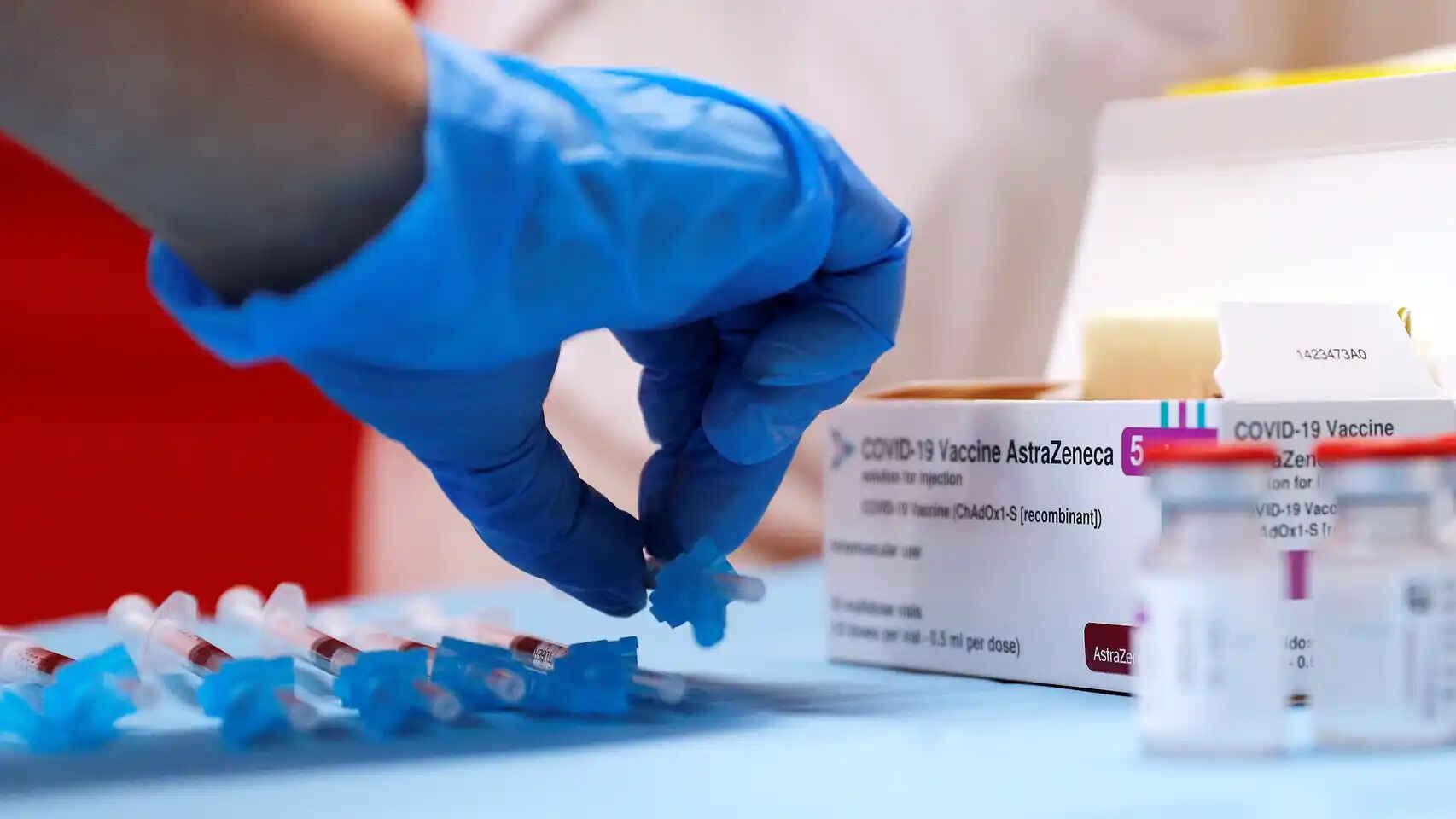 Un sanitario preparando varias vacunas contra la Covid.