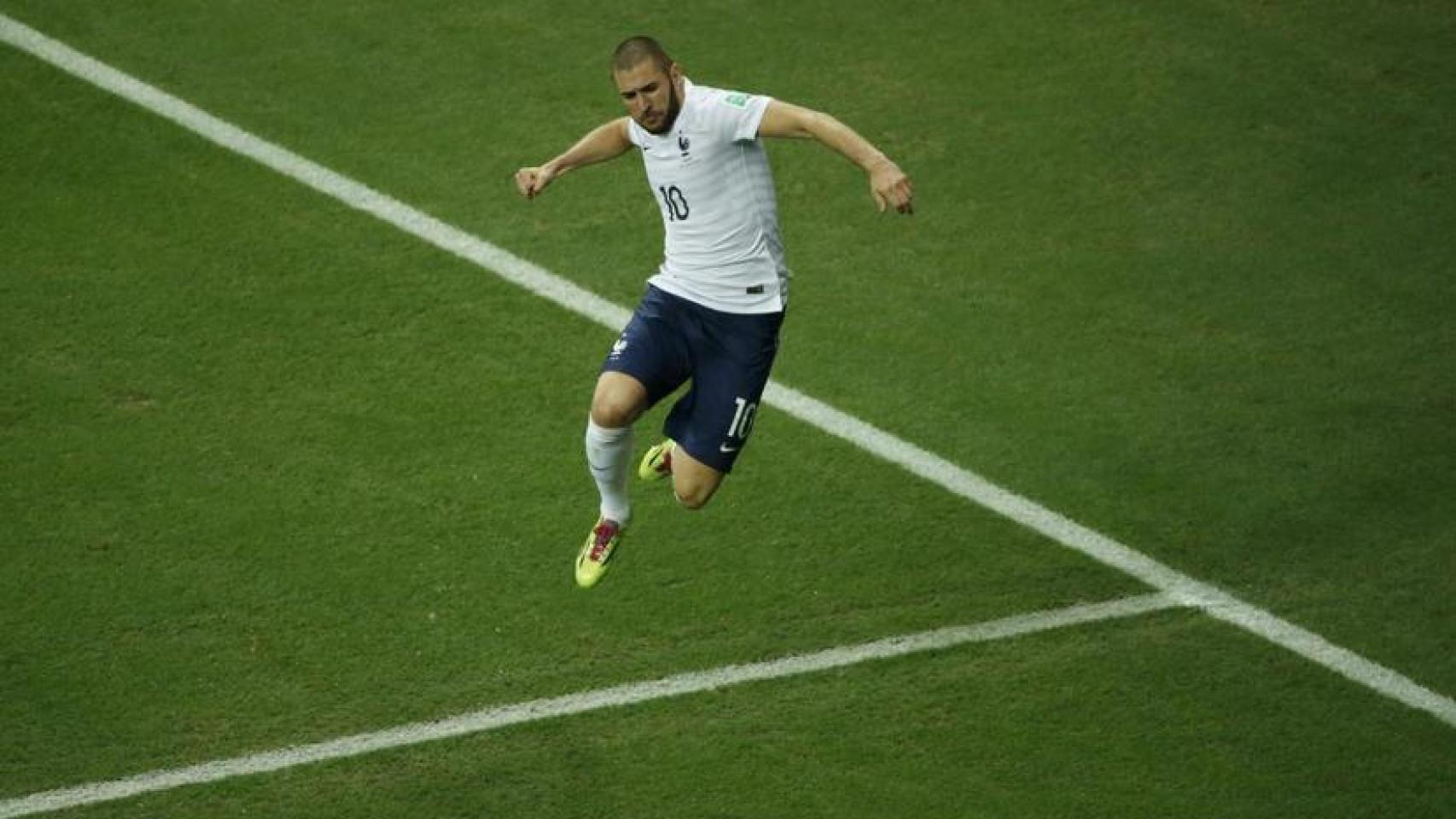 Benzema celebra un gol con Francia