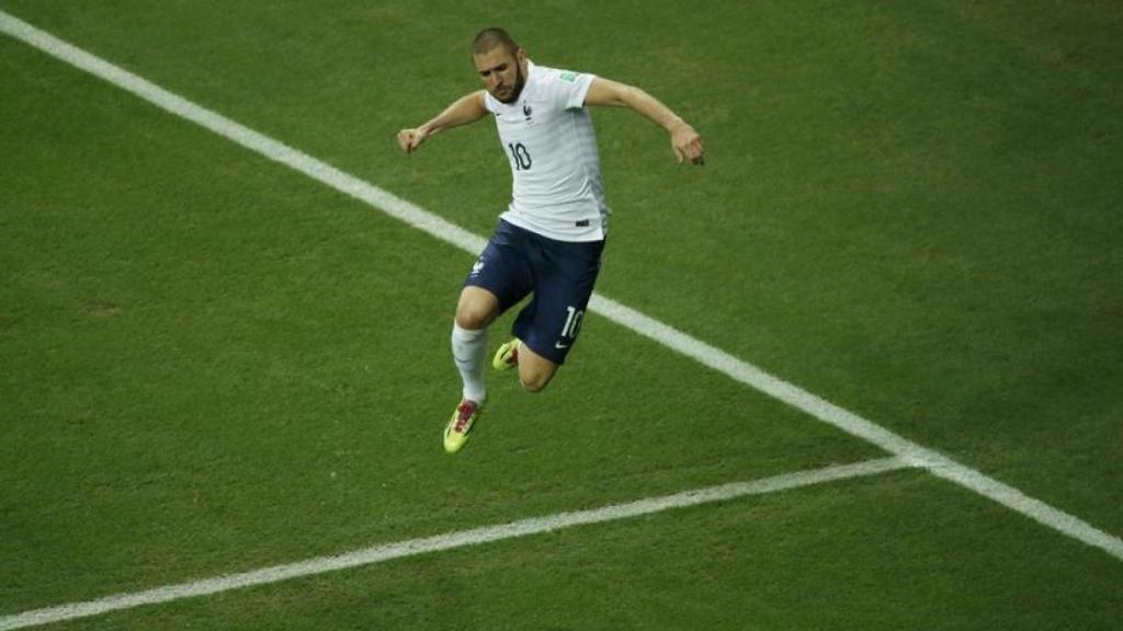 Benzema celebra un gol con Francia