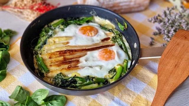 Huevos al horno con espárragos, espinacas, cúrcuma y coco