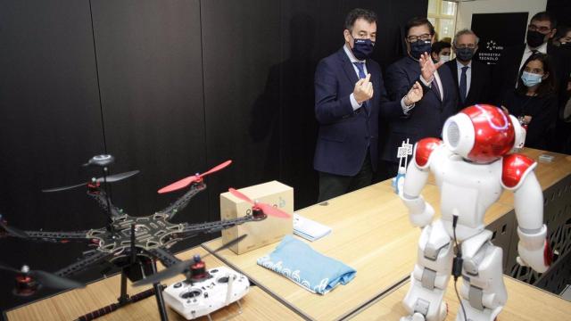 El conselleiro de Cultura, Educación e Universidade, Román Rodríguez; el rector de la UDC, Julio Abalde, y la alcaldesa, Inés Rey, inauguran la nueva sala de demostración del Citic.
