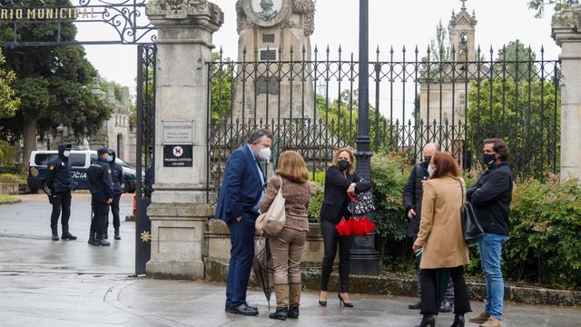 Los abogados y familiares de Déborah Fernández-Cervera a su llegada al cementerio de Pereiró en Vigo para asistir a la exhumación del cuerpo de la joven, 19 años después de haber sido localizado su cadáver.