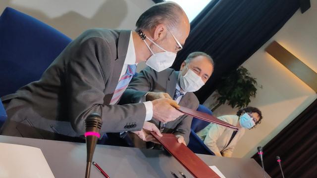 El Conselleiro de Sanidade, Julio García Comesaña, y el presidente de la Autoridad Portuaria de Vigo, Jesús Vázquez Almuíña, durante la firma del acuerdo