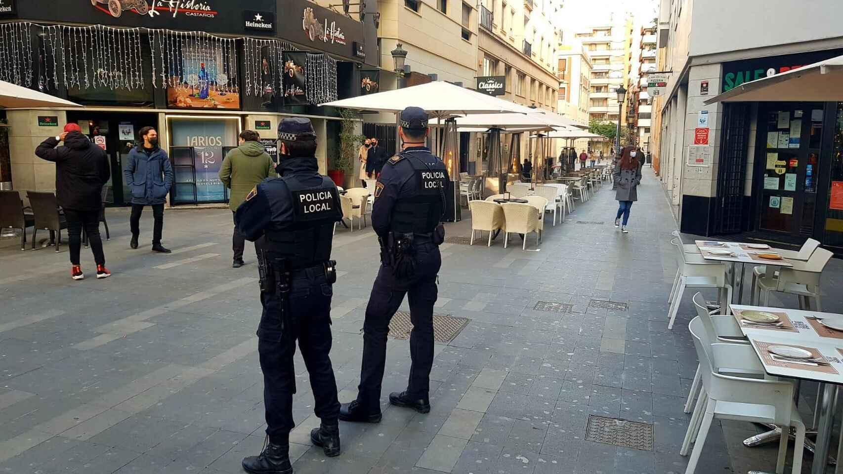 La actual limitación horaria le cuesta a los hosteleros una factura de 320 euros al día, según la Coordinadora.