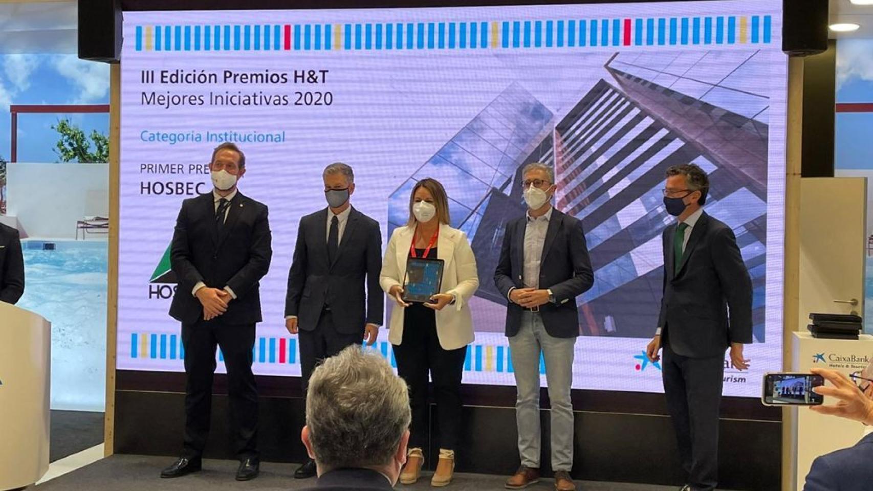 Nuria Montes, secretaria general de Hosbec, recoge el premio.