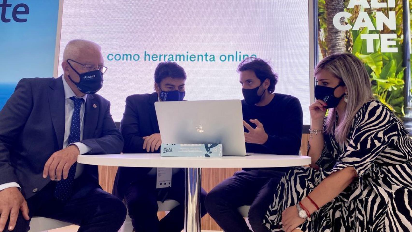 El alcalde y la vicealcaldesa de Alicante, en la firma del convenio.