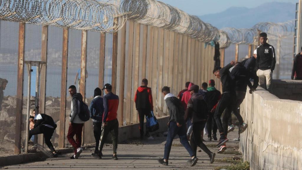 Un grupo de jóvenes cruza la valla de Ceuta sin oposición de las autoridades marroquíes. EFE