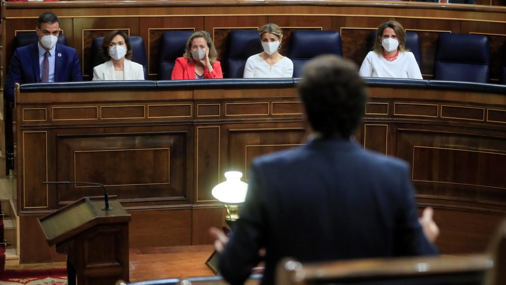 Pablo Casado, líder del PP, ante el presidente del Gobierno en la sesión de control.