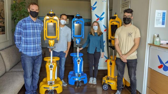 Los robots asistentes para mayores Giraff-X, a su llegada al Robolab.