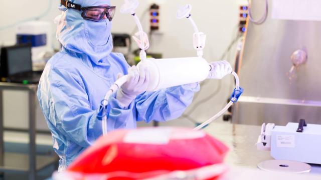 Una investigadora de la compañía vasca VIVEBiotech.