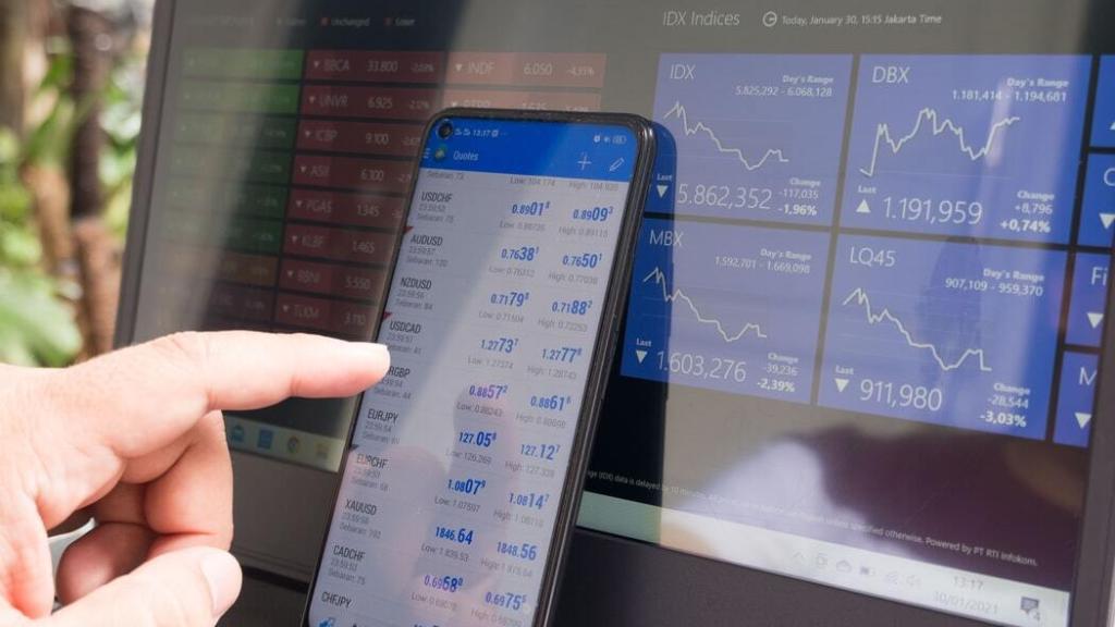 Un inversor operando en bolsa.