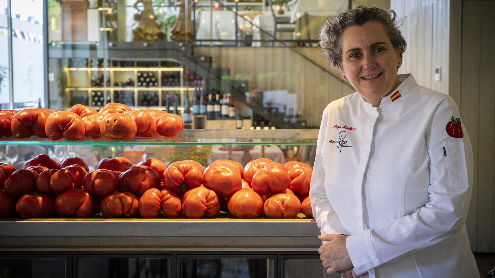 Pepa Muñoz, en el Qüenco de Pepa, con sus famosos tomates.