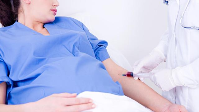 Una mujer en el hospital antes de dar a luz.