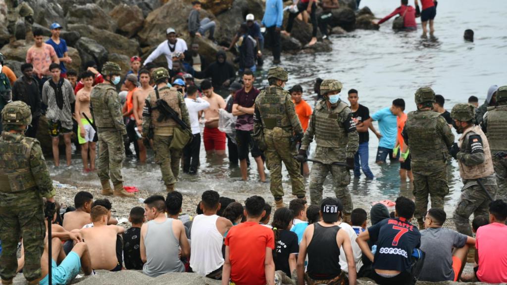 Militares del ejército español vigilan durante las devoluciones en caliente de los migrantes que han entrado en Ceuta en mayo de 2021.