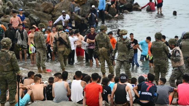 Militares del ejército español vigilan las devoluciones en caliente de los migrantes que han entrado en Ceuta.