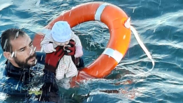Juan Francisco, guarda civil del GEAS, salva a un niño de dos meses de morir ahogado.