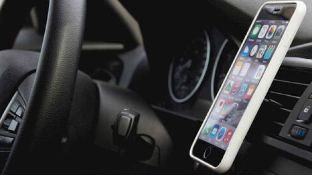 La novedad que trae la DGT para verano: multas de 200 euros y 3 puntos por usar mal el manos libres